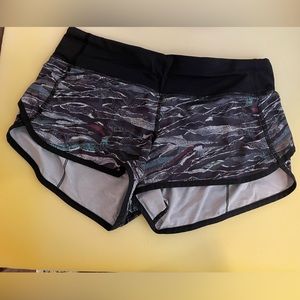 Lululemon Speed Up Shorts Size 6 / 2.5 Inch